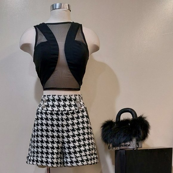 💥CHIC & SEXY💥Tweed, Leather & Buttons Shorts in Black/White Houndstooth
